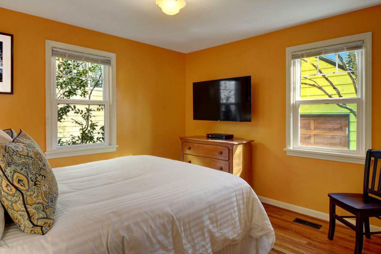 Husky Hideaway - 2 Bed 1 Bath Vacation Home In Seattle Bagian luar foto