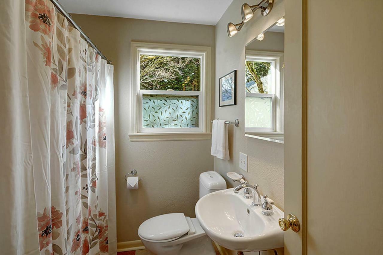 Husky Hideaway - 2 Bed 1 Bath Vacation Home In Seattle Bagian luar foto